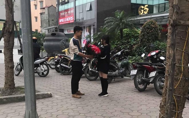 Ngại ngùng như anh chàng chạy grab ship hoa cho cô gái đúng ngày 8/3 mà mọi người nhầm là người yêu nên hô to ‘Hôn đi, hôn đi’