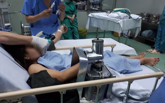 Bị máy xay thịt cuốn, nữ nhân viên nấu ăn trường học dập nát bàn tay