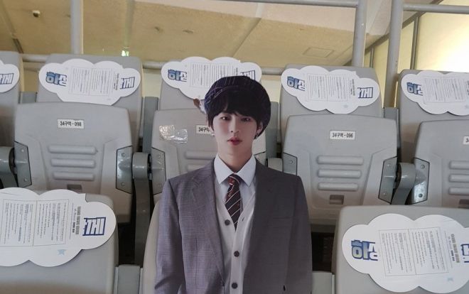 Khoảnh khắc đỡ không nổi: Ha Sungwoon tự mua vé fanmeeting và cách anh xem… chính mình biểu diễn