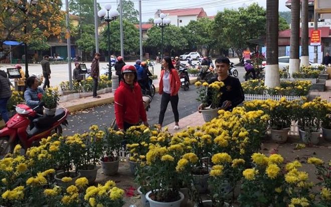Dân đánh xe tải đến ga Đồng Đăng 'hôi' hoa: 'Họ quá đông, chúng tôi đành bất lực'