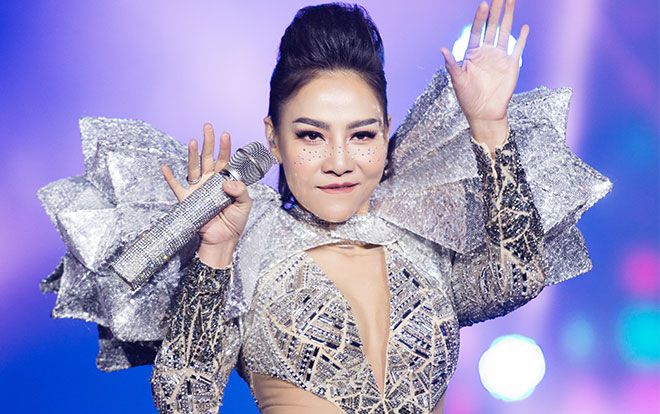 Hàng chục ngàn khán giả Hà Nội chờ đợi 'át chủ bài' Thu Minh trong thời tiết giá lạnh