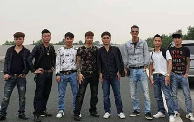 Xác minh vụ việc Khá 'Bảnh' cùng nhóm bạn dừng xe, dàn hàng ngang chụp ảnh trên cao tốc đăng facebook