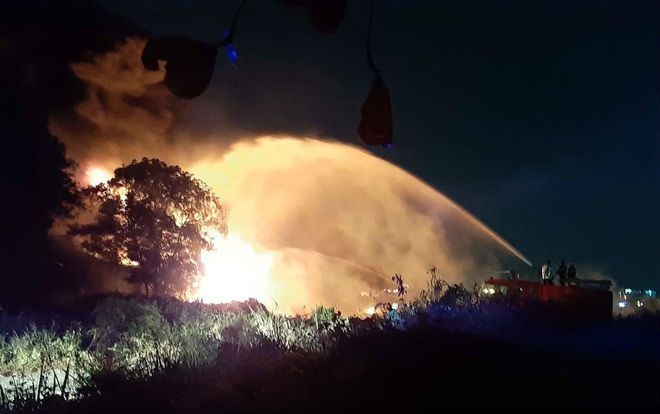 Kho hàng chứa nhớt bất ngờ bốc cháy khiến nhiều người hoảng loạn bỏ chạy