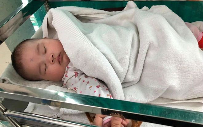 Bé gái khoảng 3 tháng tuổi đáng yêu bị người thân bỏ rơi tại bệnh viện