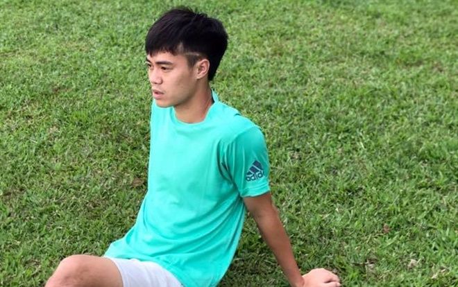 Văn Toàn phản ứng khi Công Phượng thân mật với trai đẹp Hàn Quốc