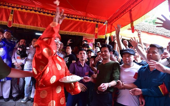 Hàng trăm thanh niên hào hứng tranh hoa may mắn ở lễ hội Giằng Bông Sơn Đồng