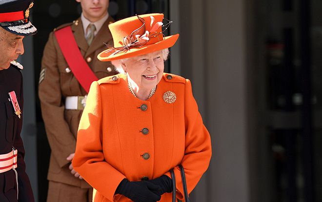 Nữ hoàng Anh sành điệu cập nhật xu hướng màu cam san hô rực rỡ