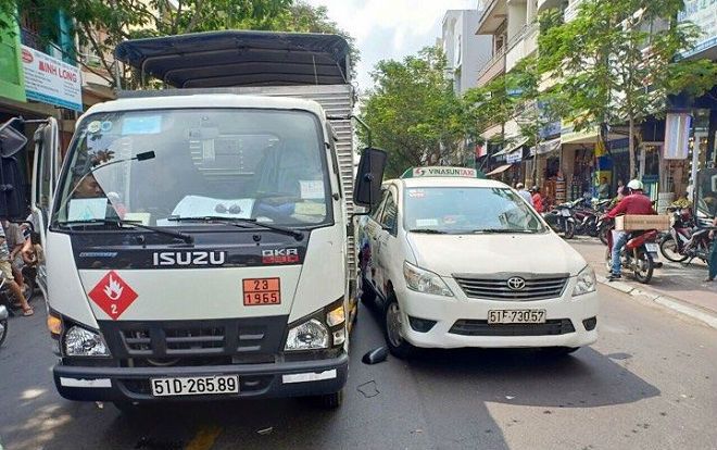 2 tài xế lao vào đánh nhau gây náo loạn trung tâm Sài Gòn sau va chạm