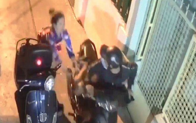 Tên cướp đạp ngã cô gái, dùng hung khí tấn công cảnh sát khi bị bắt giữ ở Sài Gòn
