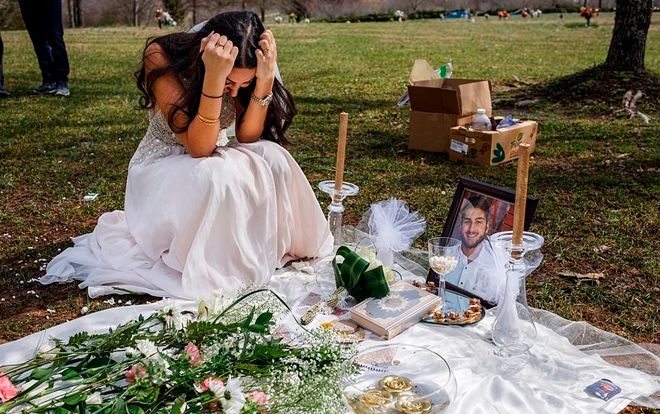 Cô dâu mặc váy cưới khóc than bên mộ vị hôn phu và nguyên nhân đau lòng phía sau