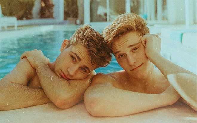 Điển trai, lãng mạn lại quá giống nhau, chuyện tình của hai chàng trai này khiến bao người ngỡ là anh em song sinh