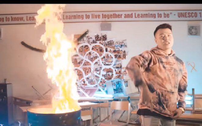 Vụ rapper đốt sách quay MV: Nhóm nhạc có nguy cơ phải chịu trách niệm hình sự