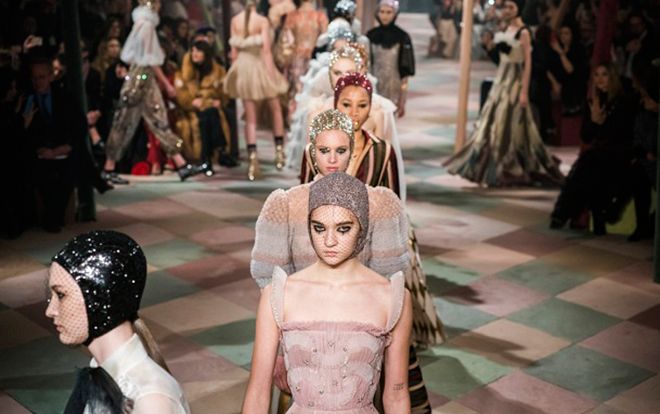 Dior vượt mặt Chanel, Valentino đạt doanh số cao nhất sau Paris Fashion Week 2019