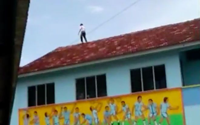 Tỏ tình bất thành, nam sinh 13 tuổi trèo lên nóc nhà đòi tự tử