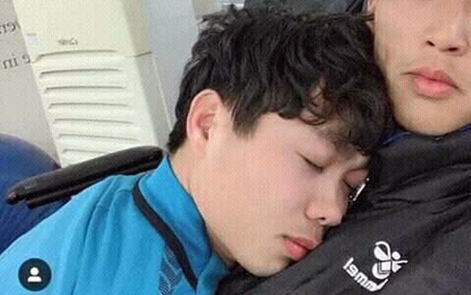 Bỏ mặc Văn Toàn thương nhớ, Công Phượng ngủ trong lòng trai đẹp Hàn Quốc