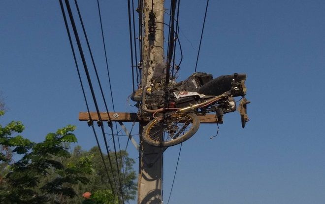 Tai nạn hài hước khiến xe máy… bay lên cột điện