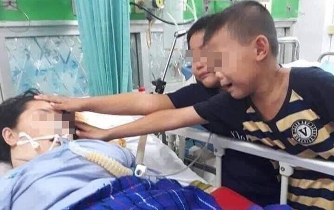 Nghẹn ngào khoảnh khắc 2 bé trai khóc nghẹn chạm mặt mẹ lần cuối trước khi mẹ ra đi trên giường bệnh