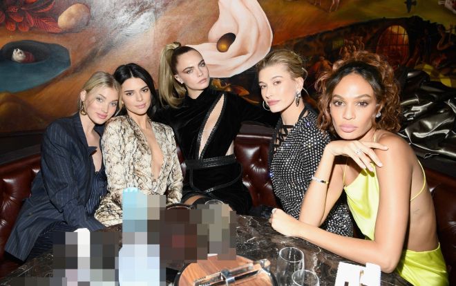 Kendall Jenner, Hailey Bieber thả rông vòng 1 trở thành tâm điểm của sự kiện