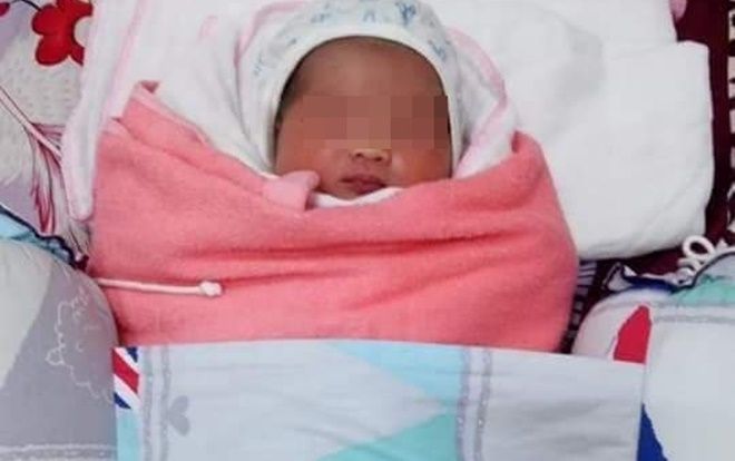 Phát hiện 2 bé gái còn nguyên dây rốn bị bỏ rơi bên đường trong cùng một ngày