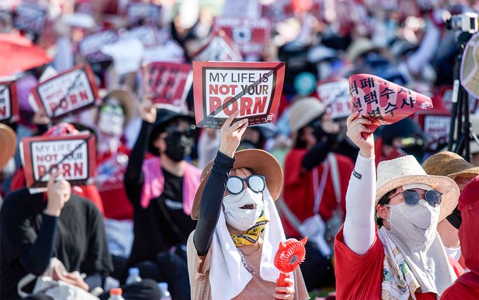 Từ scandal Seungri (Big Bang) cho đến vấn nạn quay lén phụ nữ ở Hàn Quốc