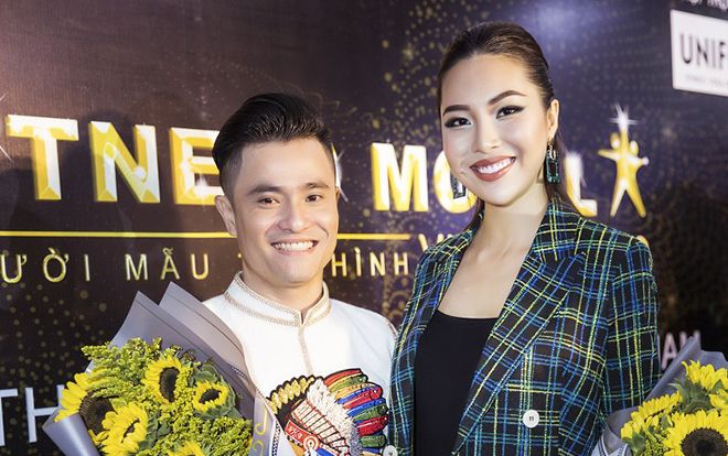 Hoa khôi Diệu Ngọc mặc váy ngắn khoe chân siêu dài hội ngộ NTK Nhật Dũng