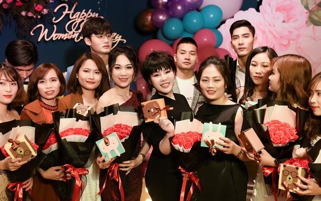 Giám đốc đại diện Kosxu tại Việt Nam mang đến bữa tiệc 8/3 hoành tráng cho chị em nhà Kosxu