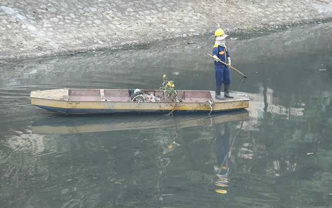 Nằm kế sông Tô Lịch bốc mùi hôi thối, đường đi bộ dài nhất Hà Nội khiến nhiều người e ngại