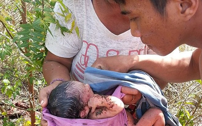 Nghe tiếng khóc trong rừng giữa cái nắng 33 độ C, người dân phát hiện tội ác kinh hoàng