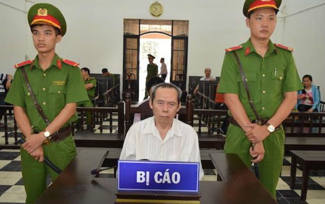 Nhận lời trông coi bé gái hàng xóm, cụ ông 65 tuổi nhiều lần giở trò đồi bại