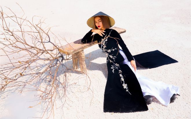 Kim Tuyến diện áo dài cách tân khoe vai trần nõn nà