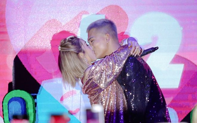 Không chỉ khoá môi nồng nàn, BigDaddy thừa nhận là 'chú phi công nhỏ' lái 'máy bay' Emily ngay tại mini concert