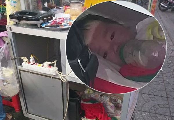 Quặn lòng cảnh người mẹ bán bánh đặt con nằm bú sữa dưới thùng xe để tiếp tục mưu sinh: ‘Chỉ có tình mẹ là vô biên!’