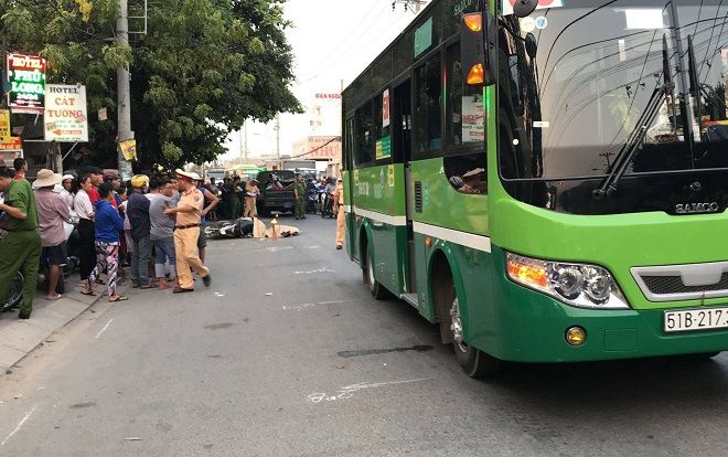 Phanh gấp tránh ô tô ngã ra đường, người đàn ông bị xe buýt cán tử vong ở Sài Gòn
