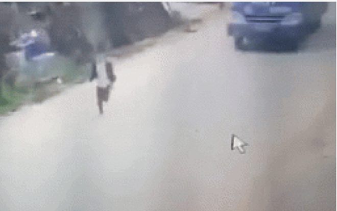 Thót tim với pha thoát chết thần kỳ của cậu bé lao sang đường bị xe khách đâm trực diện