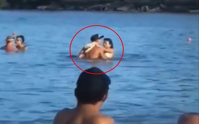 Cặp đôi vô tư 'ân ái' ngay giữa biển, thái độ của những người xung quanh còn đáng kinh ngạc hơn