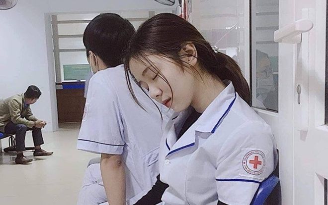 Nữ điều dưỡng ngủ gật vô tình để lộ góc nghiêng thần thánh khiến hội anh em ‘chao đảo’