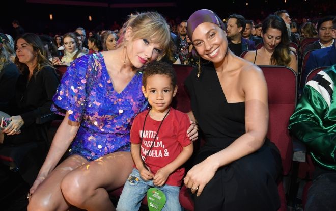 iHeart Radio Awards: 2 hành động nhỏ của Taylor Swift khiến triệu trái tim 'tan chảy'