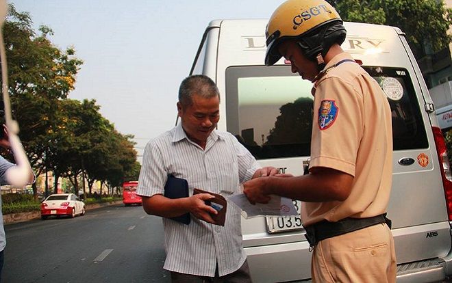Tài xế ngỡ ngàng vì bị CSGT xử phạt người không thắt dây an toàn ở Sài Gòn