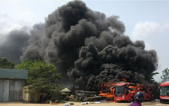 Quảng Nam: Xe giường nằm bốc cháy dữ dội trong bãi đỗ, toàn bộ khung xe cùng nhiều tài sản của khách bị thiêu rụi