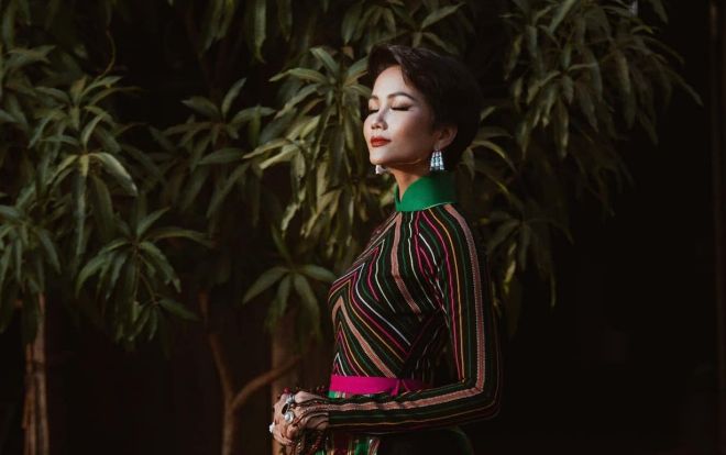 Mải miết 'đá xéo', H'Ăng Niê hẳn đã quên mất H'Hen Niê từng ủng hộ mình như thế nào?