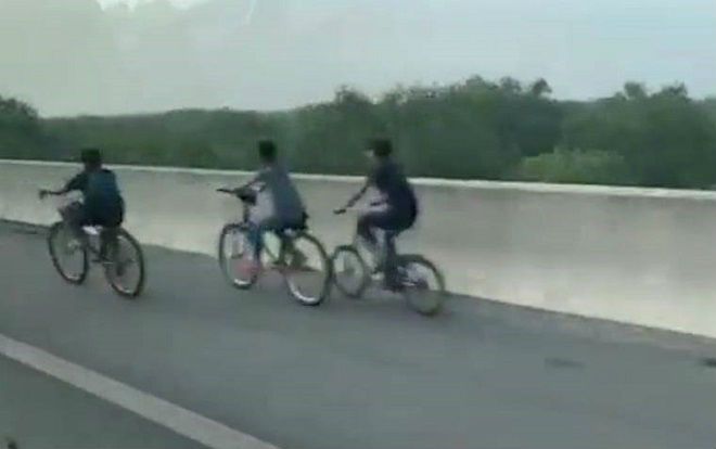 Rùng mình 3 thiếu niên đi xe đạp lạc vào cao tốc TP.HCM - Long Thành - Dầu Giây