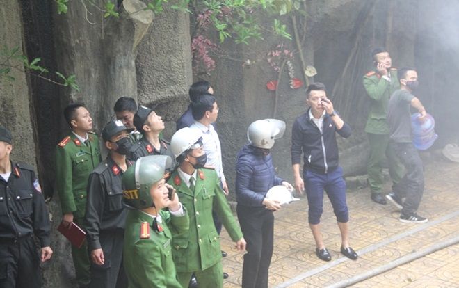 Cháy tổ hợp khách sạn quán karaoke lớn nhất thành Vinh, nhiều người mắc kẹt