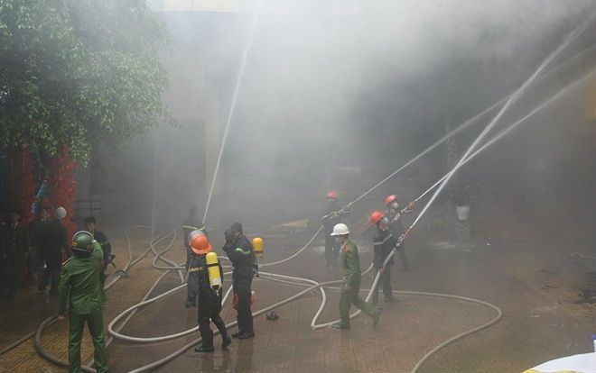 Cháy tổ hợp khách sạn quán karaoke lớn nhất thành Vinh: Phát hiện một nữ nhân viên tử vong trong nhà vệ sinh