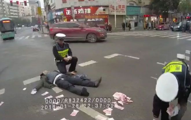 Người đàn ông ném tiền, cầm dao cắt cổ tay ngay trên đường và lý do phía sau khiến ai cũng lắc đầu ngao ngán