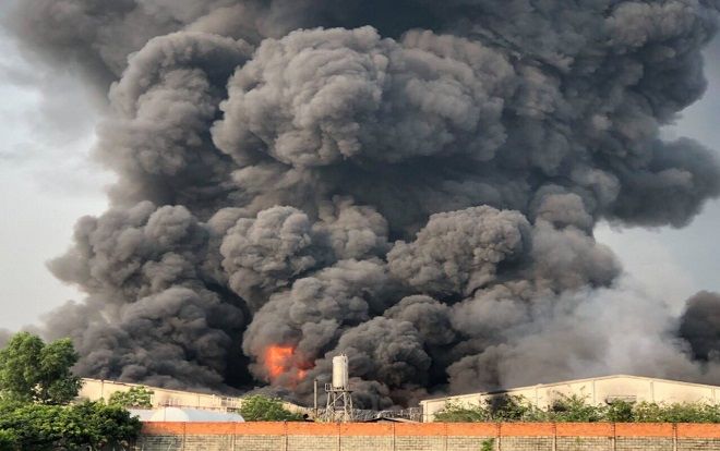 Cháy lớn tại xưởng sản xuất đèn cầy ở Tây Ninh, khói đen bốc lên cao hàng chục mét