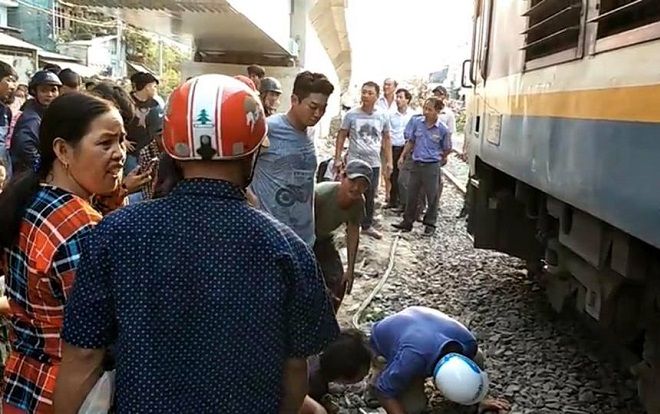 Giải cứu thành công người đàn ông bị tàu lửa kéo lê, mắc kẹt dưới gầm tàu ở Sài Gòn