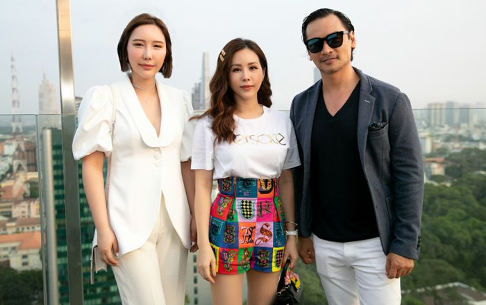 Hoa hậu 3 con Thu Hoài 'hack tuổi' cực siêu với quần short ngắn