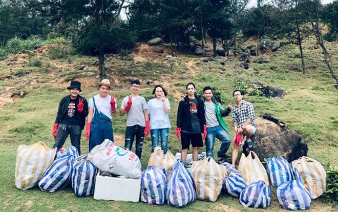 Người trẻ lao đầu vào chỗ bùn lầy dọn rác để làm gì nếu cả triệu người vẫn sử dụng và xả túi nilon tràn lan?