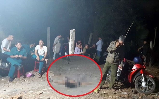 Con gái tá hỏa phát hiện mẹ tử vong trước cửa nhà, trên người có vết đâm