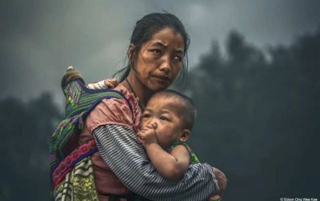 Xôn xao bức ảnh chụp mẹ khuyết tật Việt Nam ôm con vào lòng nhận giải HIPA trị giá 2,7 tỷ đồng chỉ là dàn dựng